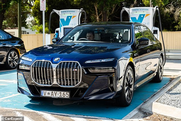 During the 900 kilometer drive between Sydney and Melbourne, the BMW i7 M70 needed more than two hours to charge