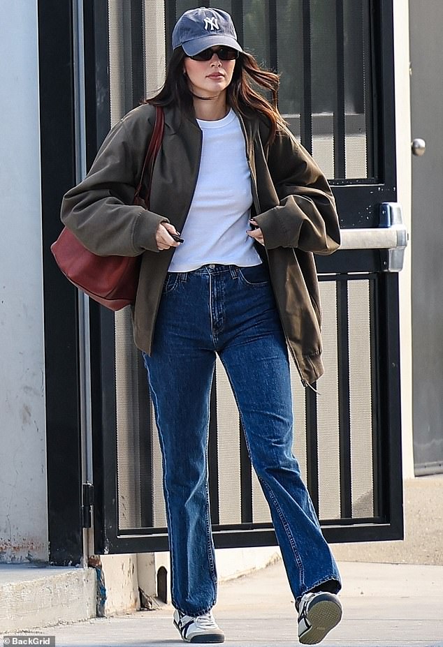 The 28-year-old supermodel draped her slim body in a loose-fitting T-shirt, which she wore tucked in, highlighting her slim waist