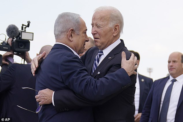 Netanyahu is 'willing to g.  o it alone without the US” and told Biden the same thing, Toth and Sweet claim.  In the photo: The Israeli Prime Minister and the US President meet in Tel Aviv on October 18