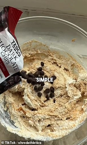 @shredathletics mixes 200 g cottage cheese, 10 g syrup, 45 g oat flour, 35 g peanut butter, cinnamon and choc chips