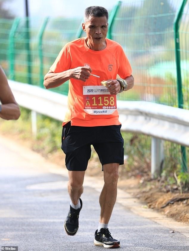 Chen running the Xin¿anjiang Marathon in Jiande, China, chain-smoking a pack of cigarettes in 2022