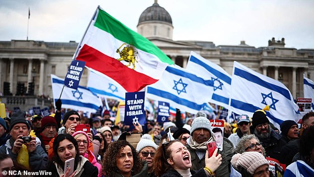 Pro-Israel supporters show solidarity with victims and hostages.  Photo: Henry Nicholls/AFP.