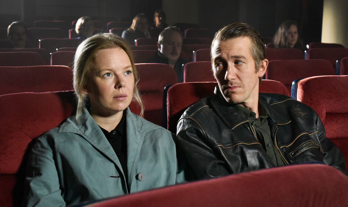     Alma Pöysti and Jussi Vatanen are sitting in a theater in Fallen Leaves.