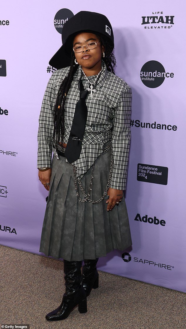 Brooks, 23, looked confident in her unique outfit which consisted of a dark patterned skirt and button-up shirt with a tie