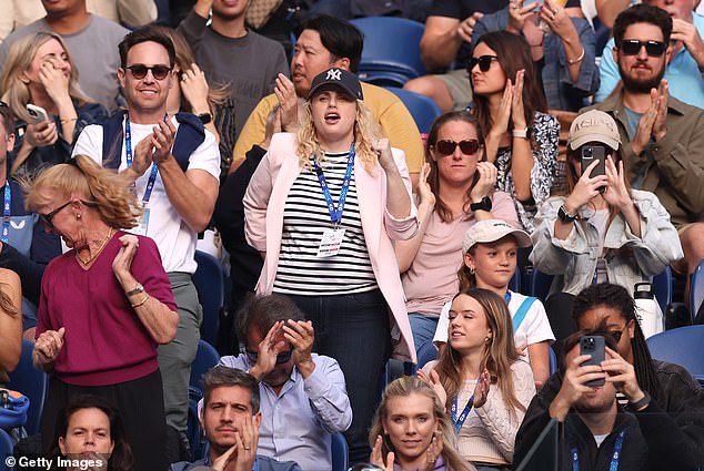 Rebel let her blonde locks hang in loose waves around her shoulders and completed her outfit with a black baseball cap