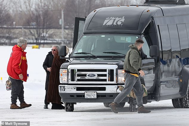 It is not clear whether the blonde woman in the long brown coat is Donna, Kelce's mother