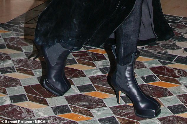 Naomi boosted her figure with a pair of leather heeled boots to complete her stylish outfit