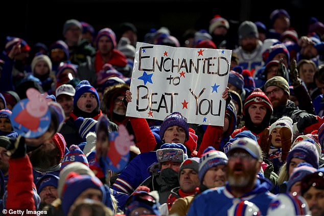 Fans in Buffalo were ready for Taylor Swift's arrival at their stadium and braved the cold weather