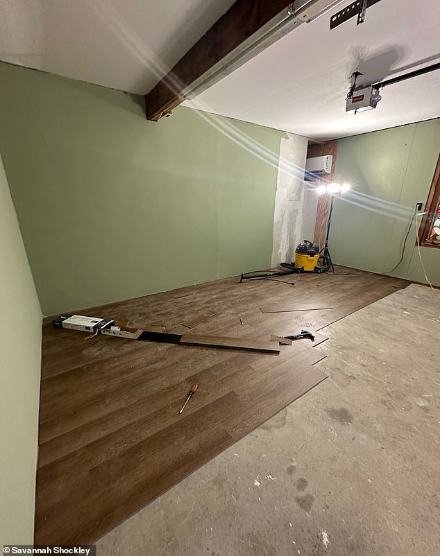 The extension was finished with a vinyl floor with a wooden pattern (in the photo the floors are partially finished)