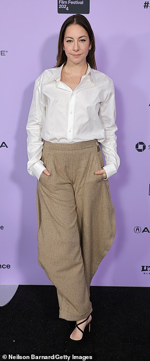 Este looked sophisticated in a classic white blouse, tucked into beige jodhpur-style trousers and black high heels