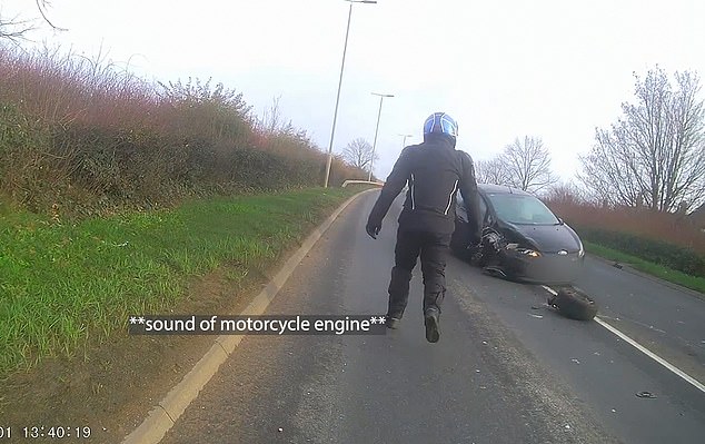 The motorcyclist went to driver assistance before an on-duty police officer came to the rescue
