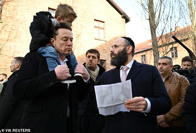 Musk looks at a map with Rabbi Menachem