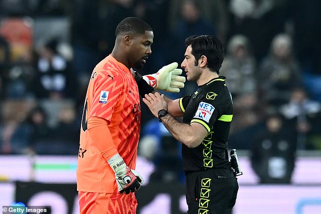 The AC Milan goalkeeper consulted referee Fabio Maresca before leaving the field with his teammates for a few minutes