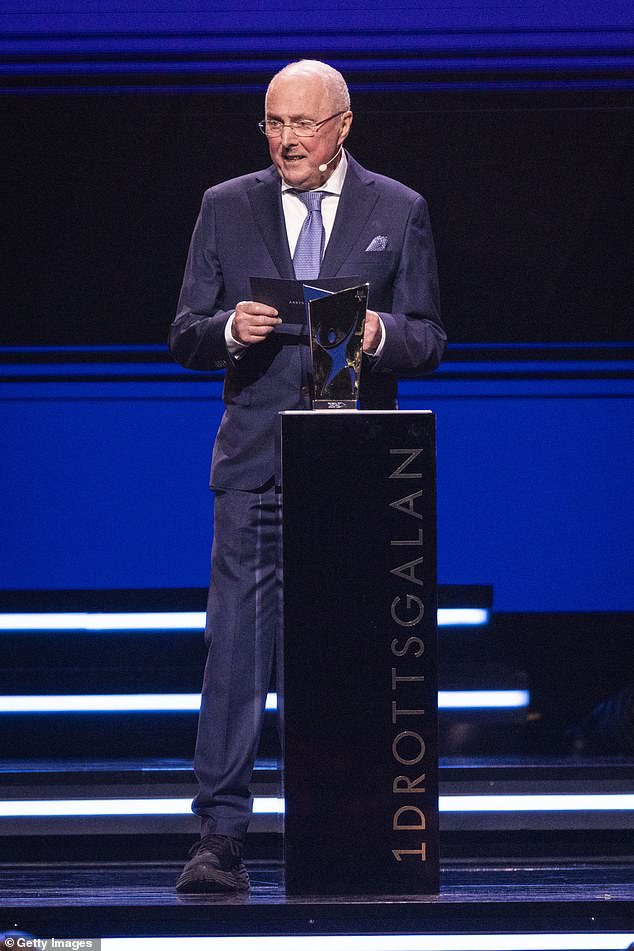 Sven Goran Eriksson presents the Newcomer of the Year award during Idrottsgalan 2024, the annual Swedish sports gala, at the Friends Arena on January 22, 2024 in Stockholm, Sweden