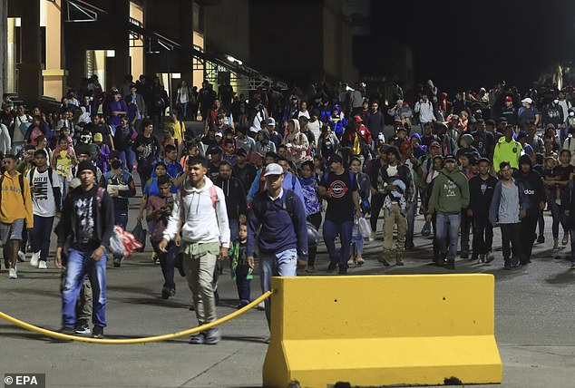 About 500 Honduran and Venezuelan migrants begin the march towards the US border