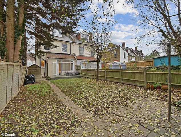 There is a large communal garden for sale at the rear of the property, which is adjacent to Haling Grove Park