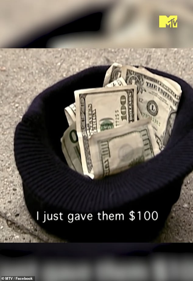 Her friend reaches into her pocket and gives the performers $5, but later reveals that she accidentally gave them $100, but as she exchanges the $100 bill for $5, they accuse her of theft.