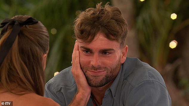 Georgia and Tom couldn't keep their eyes off each other during their first dinner date