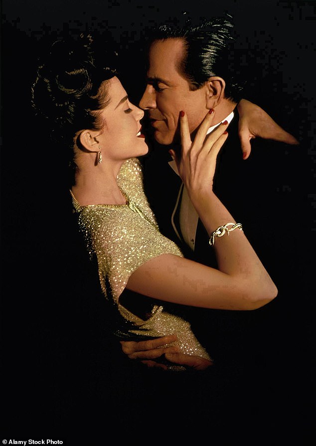 Warren and Annette fell for each other in the 1991 film Bugsy, about how Bugsy started Siegal Las Vegas