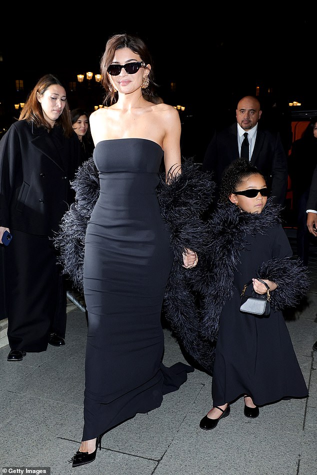 The billionaire businesswoman and her mini-me daughter arrived in matching black feathered ensembles at Paris Fashion Week