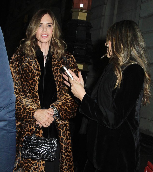 Elizabeth talked to Trinny while they waited for the taxi