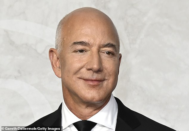 Faces considered wealthy have smiley mouths, chiseled facial features, raised eyebrows, close-set eyes, and rosy cheeks – characteristics that also appear trustworthy, warm, and competent.  In the photo: Jeff Bezos, one of the richest people in the world