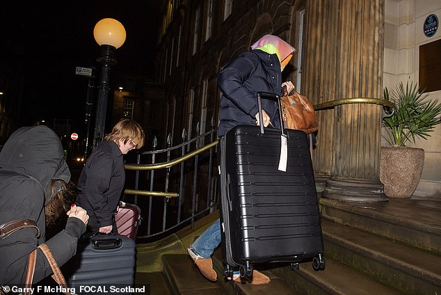 Bobbt was seen picking up Ellie's bag and carrying it to the hotel along with a large suitcase