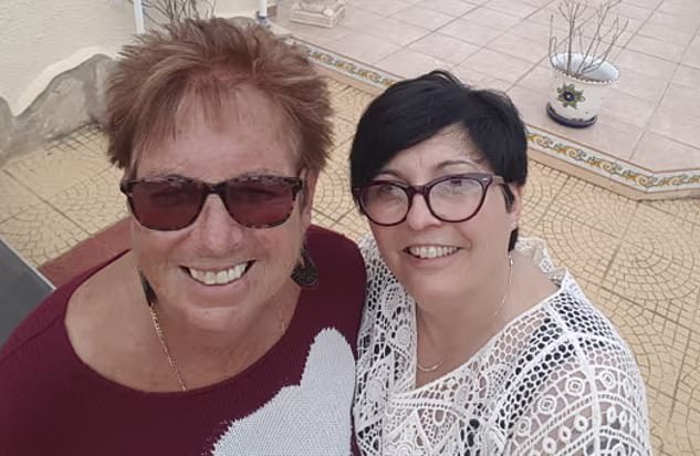 Lorna Vincent, left, with her daughter Kim Glasby.  Lorna died of multi-organ failure in April 2018 after receiving metamizole following surgery in Spain