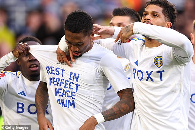 Anthony unveiled a shirt that read 'rest in perfect peace mum' after his mother passed away last week