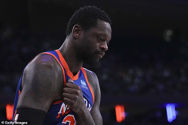 Adrian Wojnarowski of ESPN reports that Julius Randle's shoulder was dislocated during the fall