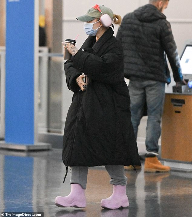 The Don't Look Up actress appeared to be juggling a laptop, a book and a cup of coffee.  She placed a pair of large headphones over her ears