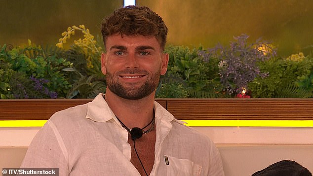 Tom, who is currently linked to Molly Smith, doesn't hesitate and asks Georgia: 'Would you rather be with Callum or with me?'