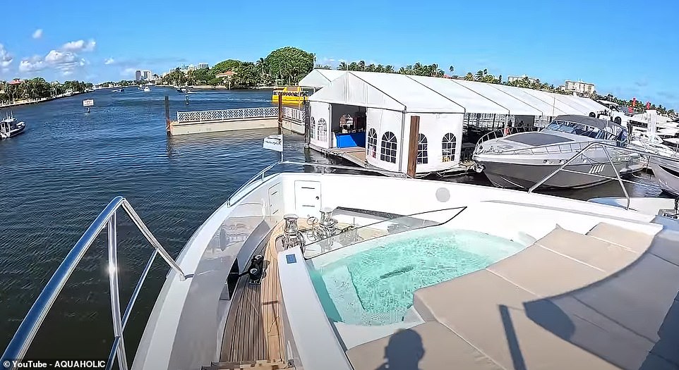 At the front of the ship there is another relaxation area with a jacuzzi built in close to the bow