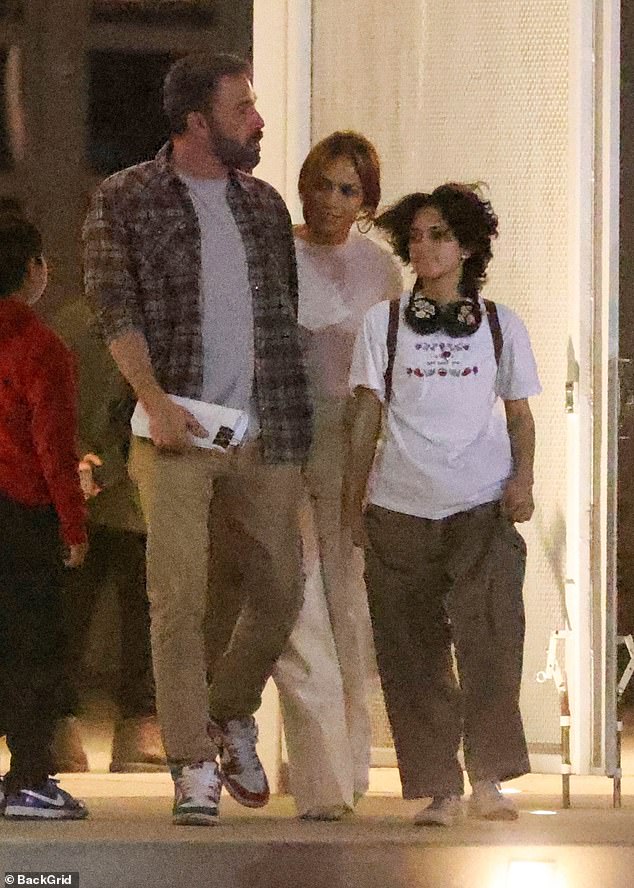 Affleck was spotted chatting with Emme while Lopez walked arm-in-arm with him