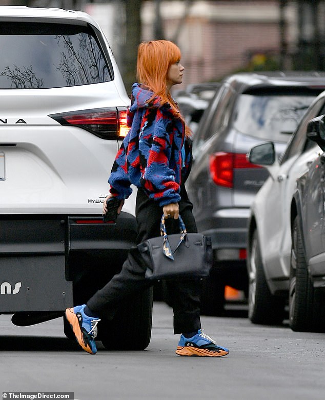 She let her fiery red hair loose in a sleek and straight hairstyle.  She also seemed to have a fresh face and showed off her natural beauty without any makeup