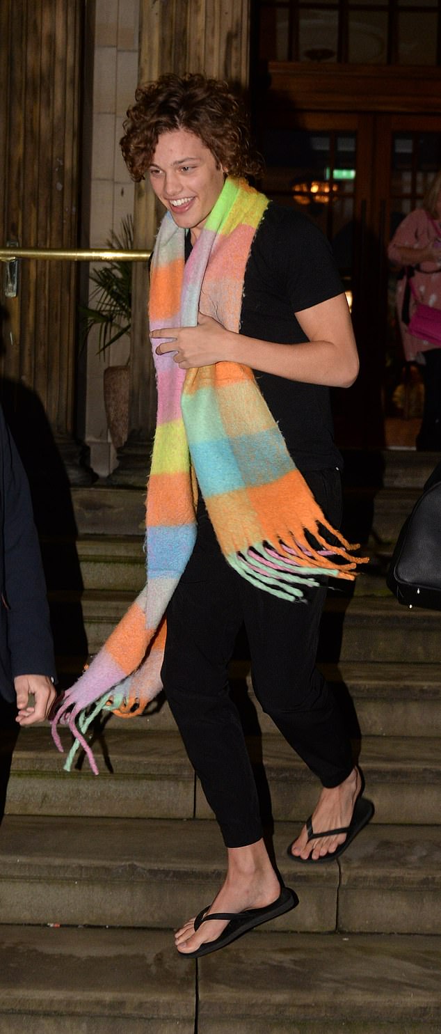 When they arrived in Glasgow last week, the actor stepped off the tour bus with Ellie's multi-coloured striped scarf over his head, ahead of their next show at the city's Hydro Arena.