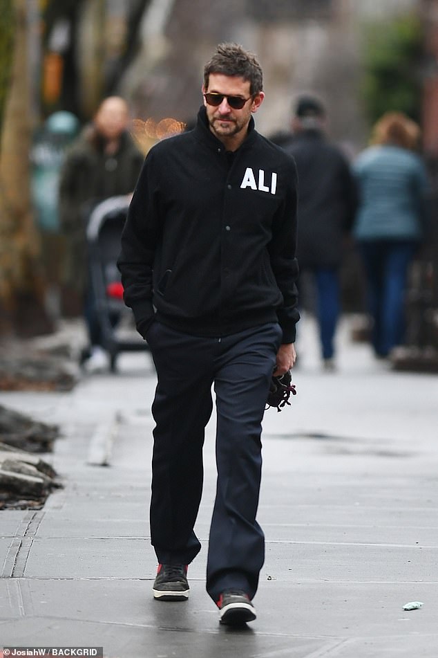 The actor, 49, who was recently snubbed for an Oscar nomination for Best Director, wore a black jacket and navy blue sweatpants, teaming it with sneakers while holding six-year-old daughter Lea's shoes.