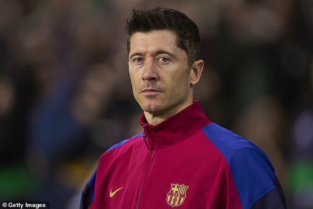 Robert Lewandowski remains a leader within the team and hosted a meeting on Monday