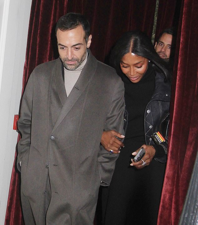 Naomi donned an all-black ensemble for dinner and was spotted heading into the restaurant with her friend