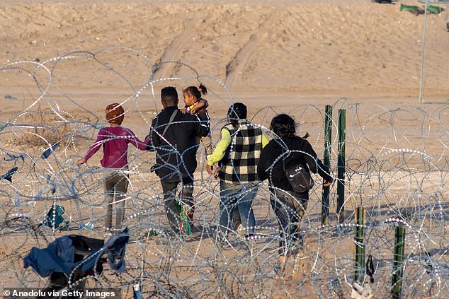 Migrants attempt to climb barbed wire to cross Texas border despite security measures in Ciudad Juarez, Mexico