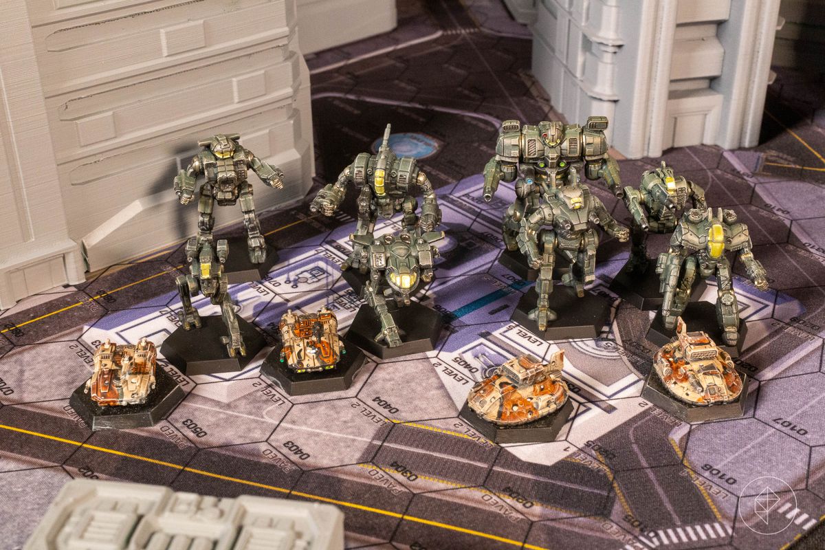 Eight BattleMechs were deployed in a city environment behind four ground vehicles: two tanks and two hovercraft.