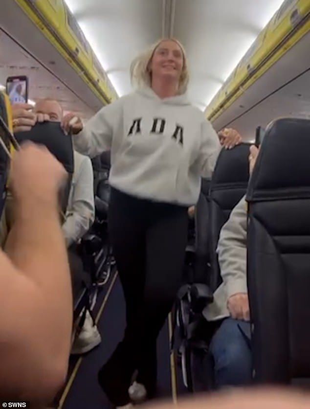 Passengers then turned to the woman dancing and started filming her