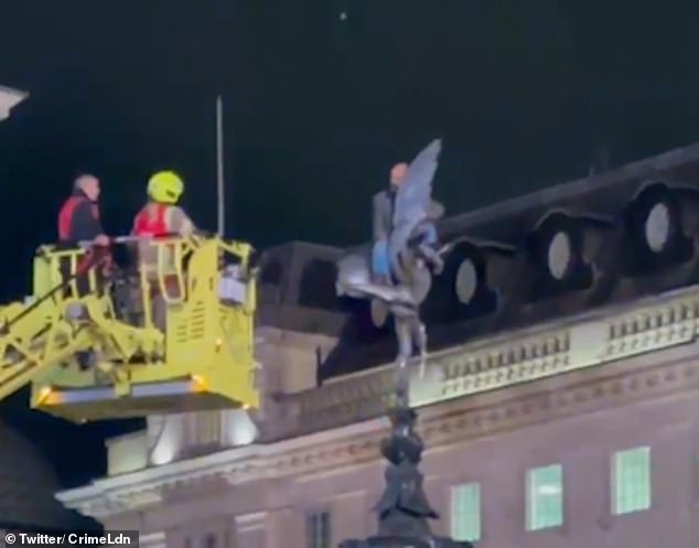 Piccadilly Circus tube station was closed for over an hour due to the incident