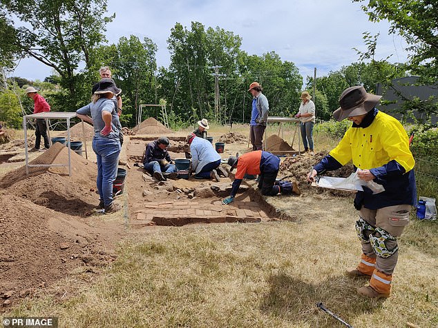 Archaeologists have discovered the remains of a 19th-century prison 20 kilometers south of Launceston in Perth, Tasmania, where two infamous bushrangers were held in 1829 (photo, excavation)