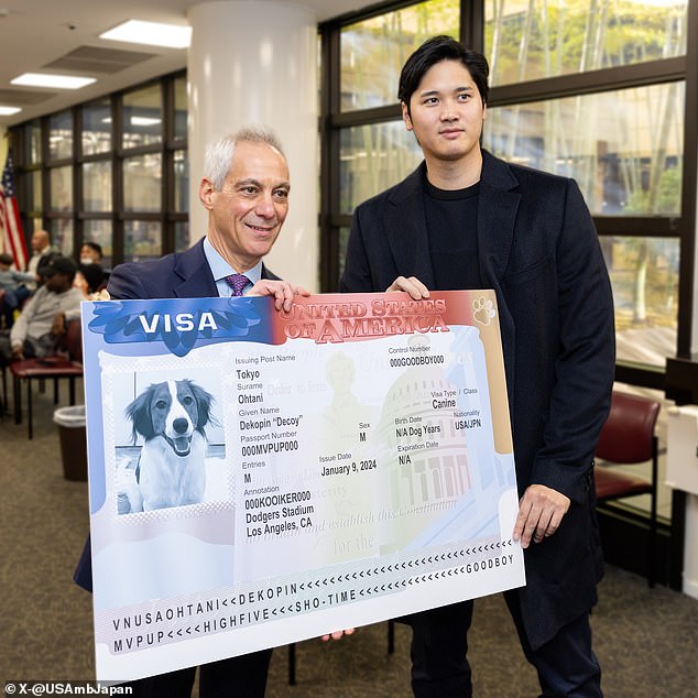 Shohei Ohtani receives the special 'visa' from the US Ambassador to Japan, Rahm Emanuel