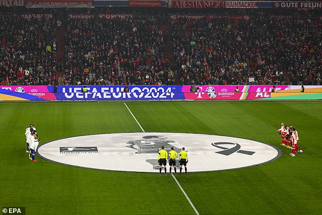 Bayern and Hoffenheim marked the death of Bayern Munich legend Franz Beckenbauer on Friday evening with a series of tributes