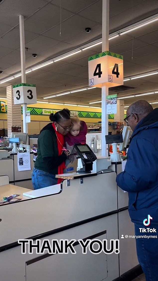 Fatimah Leftwich, who works as a cashier, noticed that Mary-Ann was struggling and kindly asked the toddler, also called Mary-Ann, if she wanted to help behind the counter.  The toddler immediately said yes