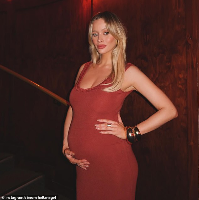 Looking still in love, the couple embraced in the dimly lit restaurant, with Simone showing off her huge baby bump in a tight red dress.