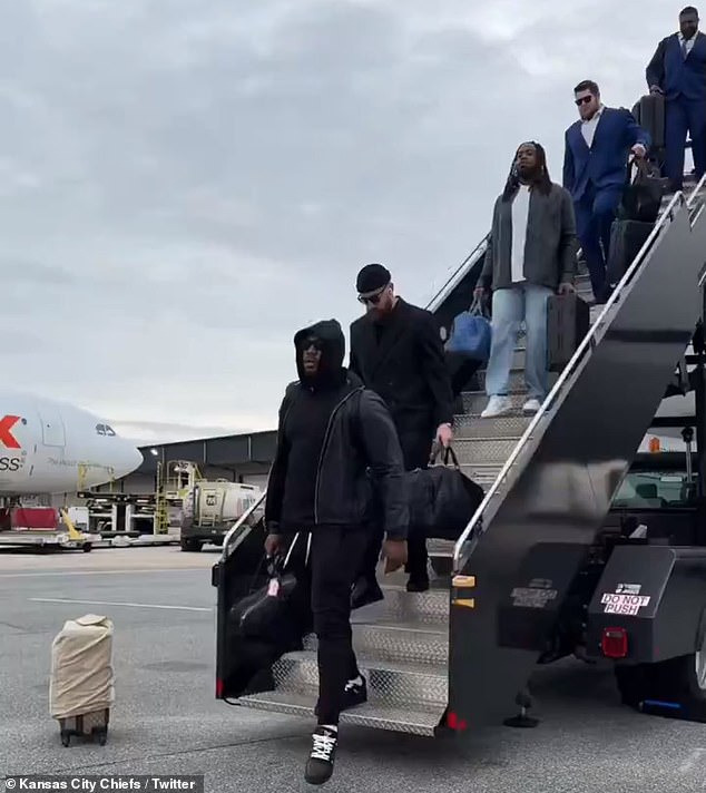 Travis Kelce wore an all-black outfit and a cap during the Chiefs' flight to Baltimore on Saturday