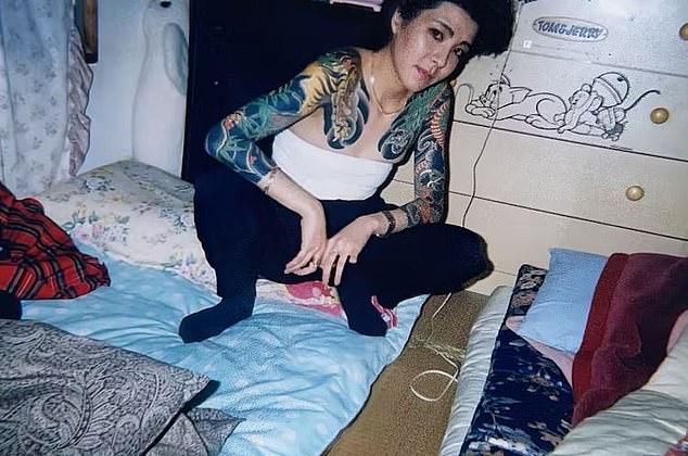 In the photo: Nishimura Mako during her internship.  She is tattooed up to her neck and hands and her little finger is missing.  These are signs of connection with the yakuza